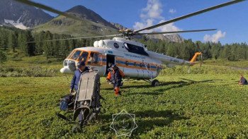 Фотография к новости: Құтқарушылар ШҚО тауларында жарақат алған әйелді эвакуациялады