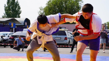 Фотография к новости: Алматыда базарда жұмыс істейтін жастар ұлттық спорт түрлерінен жарысты