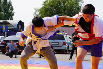 Фотография к новости: Алматыда базарда жұмыс істейтін жастар ұлттық спорт түрлерінен жарысты