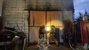 Фотография к новости: Ақтөбеде гаражда тұрған екі автокөлік өртеніп кетті