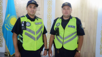 Фотография к новости: Атырауда полиция лифтте қалып қойған 2 жасар сәбиді құтқарды