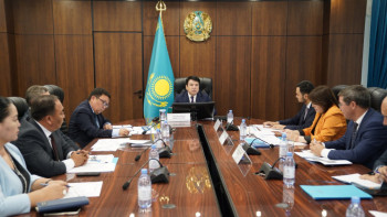 Фотография к новости: Бейсембаев педагогтерді кәсіби жоғары жетістіктері үшін жан-жақты қолдауды тапсырды