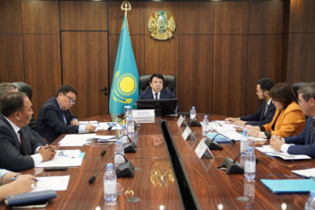 Фотография к новости: Бейсембаев педагогтерді кәсіби жоғары жетістіктері үшін жан-жақты қолдауды тапсырды