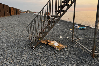 Фотография к новости: Демалыс маусымында Алакөлдің жағасы қоқысқа толып кетті