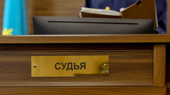 Фотография к новости: «Әйтенов қолымды қайырып, ұрды» - Дана Әтешова сотта көз жасын әрең тоқтатты