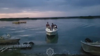 Фотография к новости: Алакөлде қайық бұзылып, 5 адам судың ортасында қалып қойған