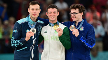 Фотография к новости: Геннадий Головкин Олимпиаданың күміс жүлдегері Нариман Құрбановты құттықтады