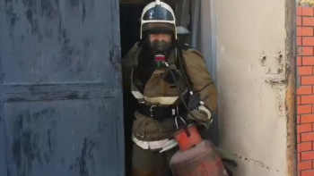 Фотография к новости: Қостанайлық құтқарушы өртенген дүкеннен газ баллонды алып шықты