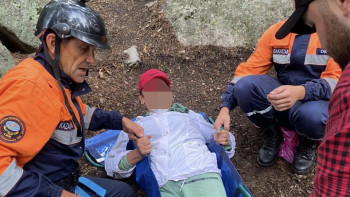 Фотография к новости: Құтқарушылар Бурабайда жарақат алған әйелді эвакуациялады