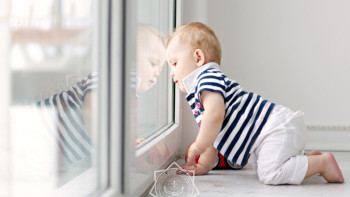 Фотография к новости: Астанада бір жасар бала көпқабатты үйдің терезесінен құлап кетті