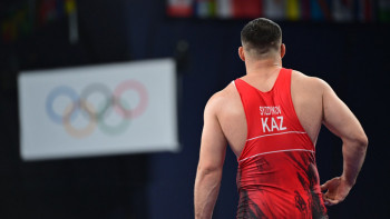 Фотография к новости: Париж-2024: Әлімхан Сыздықов әзербайжандық палуанға есе жіберді