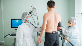 Фотография к новости: Атырауда жұмысшылардың жарақатын жасырған дәрігер жауапкершілікке тартылды