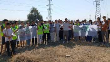 Фотография к новости: Таза Қазақстан. Жамбылдықтар қураған шөпті орып, алқаптарды тазартты