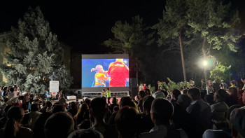 Фотография к новости: Демеу Жадыраевтың ауылдастары белдесуді үлкен экраннан тамашалады