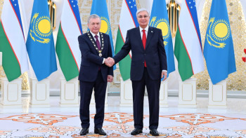 Фотография к новости: Тоқаев Өзбекстан басшысын "Алтын Қыран" орденімен марапаттады