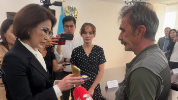 Фотография к новости: Ағзасын беріп, 4 адамға өмір сыйлады: Денсаулық министрі донордың әкесін марапаттады