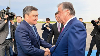 Фотография к новости: Эмомали Рахмон Қазақстан астанасына келді