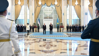 Фотография к новости: Тоқаев Өзбекстан президенті Шавкат Мирзиёевті Ақордада қарсы алды