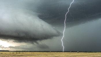 Фотография к новости: Ақтөбеде 35 жастағы ер адам найзағайдан мерт болды