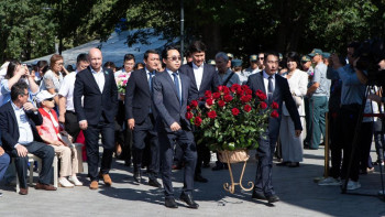 Фотография к новости: Алматыда Абайдың 179 жылдығы аталып өтті