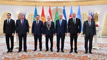 Фотография к новости: Өзбекстан Президенті  Құрмет белгісімен марапатталды