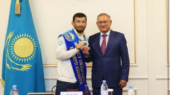 Фотография к новости: Демеу Жадыраевқа «Жетісу облысының Құрметті азаматы» төсбелгісі табысталды