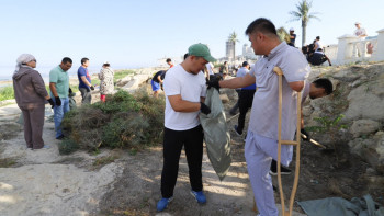 Фотография к новости: Құрлықта және теңізде: Ақтаулықтар теңіз жағасын тазартты