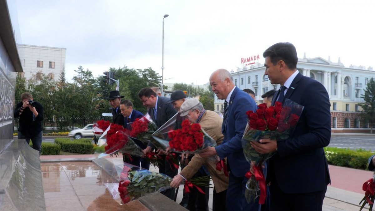 Астанада Абай күні ғұламаның ескерткішіне гүл шоқтарын қоюдан басталды