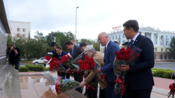 Фотография к новости: Астанада Абай күні ғұламаның ескерткішіне гүл шоқтарын қоюдан басталды