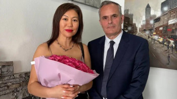 Фотография к новости: FlyArystan басшысы Оралда егіздердің анасы Жазира Мусинамен кездесті