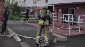 Фотография к новости: Астанада өртке оранған үйден 15 жастағы қыз құтқарылды