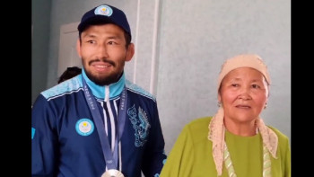 Фотография к новости: Париж-2024. Олимпиада жүлдегері Демеу Жадыраев жаңа үйіне барды