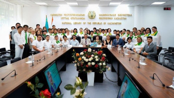 Фотография к новости: Сенатор кітапханашылармен оқырман қатарын көбейту мәселелерін талқылады