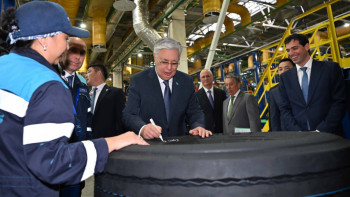 Фотография к новости: Президент дөңгелек шығаратын кәсіпорынға барды