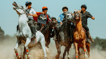 Фотография к новости: Көшпенділер ойыны. Көкпаршылар көкбөрі ойынына дайындалып жатыр