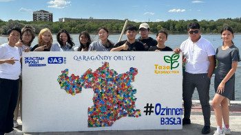 Фотография к новости: Қарағанды жастары пластикалық қақпақтардан облыс картасын жасады