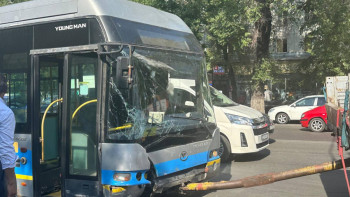 Фотография к новости: Алматыда троллейбус жол апатына ұшырады