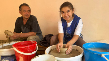 Фотография к новости: Арт-терапия - ұлттық өнер. Әлеуметтік жоба мүгедектігі бар жандарға қалай көмектесуде