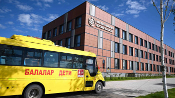 Фотография к новости: Тоқаев Қосшыдағы мектепке Қазақстанда шығарылған автобусты сыйға тартты