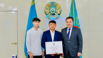 Фотография к новости: Астанадағы өрт. Қала әкімі 15 жастағы қызды құтқарған ер адаммен кездесті