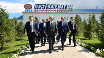 Фотография к новости: Президент Родина ауылындағы сүт зауытына барды