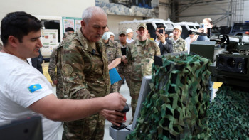 Фотография к новости: Қорғаныс министрлігінің басшылығы бронетехника шығаратын отандық зауытқа барды