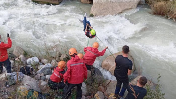 Фотография к новости: Құтқарушылар төрт туристке ағыны күшті өзеннен өтуге көмектесті