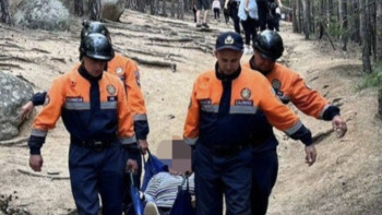 Фотография к новости: Бурабайда құтқарушылар жарақат алған әйелді эвакуациялады