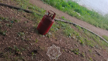 Фотография к новости: Көкшетауда құтқарушылар өрттен газ баллонын алып шықты