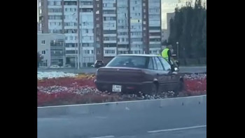 Фотография к новости: Өскеменде мас жүргізуші гүлзарға кіріп кеткен