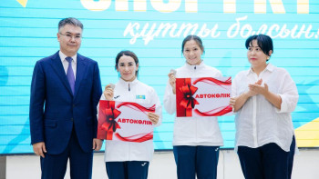 Фотография к новости: Әбиба Әбужақыноваға тағы бір көлік тарту етілді