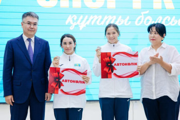 Фотография к новости: Әбиба Әбужақыноваға тағы бір көлік тарту етілді