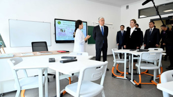 Фотография к новости: Тоқаев  «Нұра» ауданындағы №101 мектепті аралап көрді