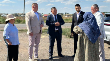 Фотография к новости: Ауыл тұрғындары депутатқа ауыз суға қатысты шағымын айтты